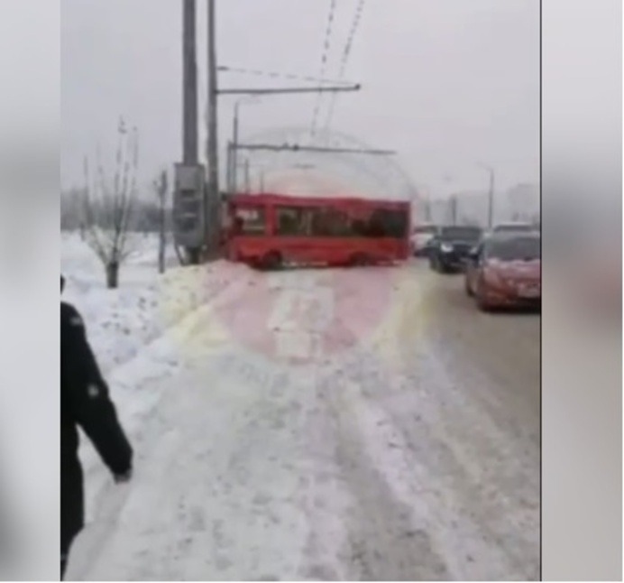 При аварии с автобусом пострадали три человека на Кремлевской дамбе