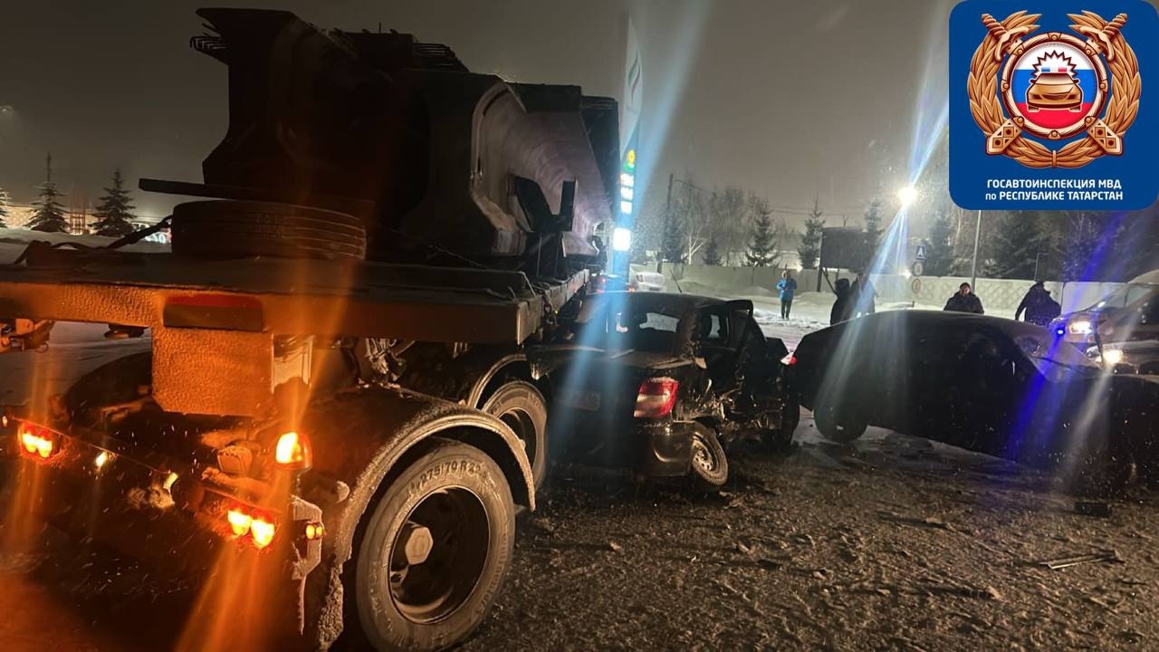 В Татарстане произошла крупная авария с грузовиком и легковушками