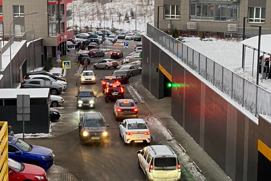 «Полгорода через нас ездит, даже красные автобусы!»: обитатели казанского ЖК бизнес-класса узнали, что такое «закрытый двор»