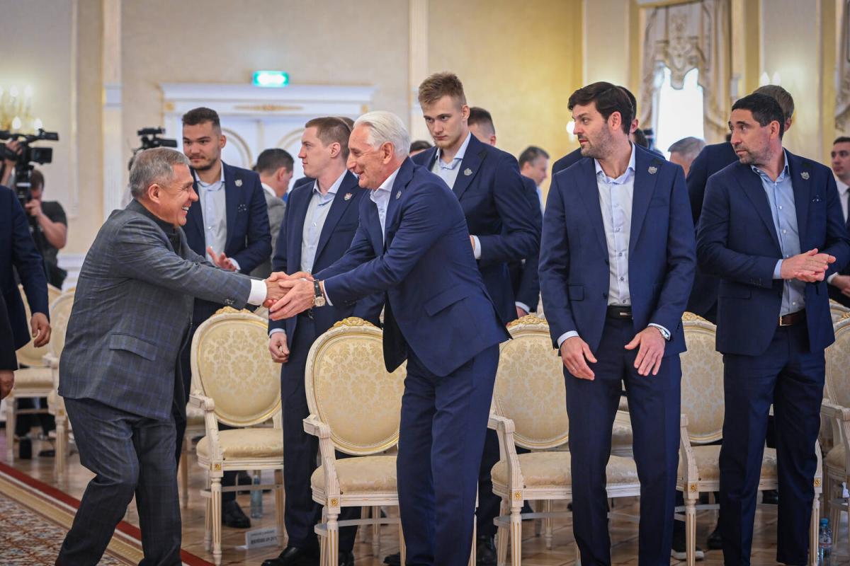 «Давайте этот вопрос отложим». Билялетдинов не сказал о своем будущем в «Ак Барсе» даже на приеме у Минниханова