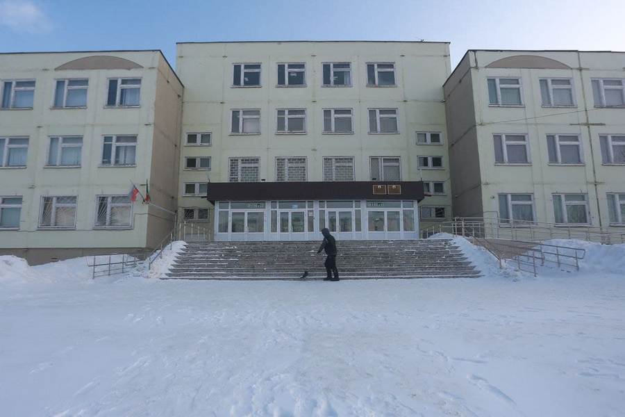 «На реконструкцию «шаймиевской» школы нашли почти миллиард, а у нас коридоры - как подвалы гестапо!»: неравнодушный отец просит власти Казани отдать под крыло Москвы запущенную школу, где учатся его дети