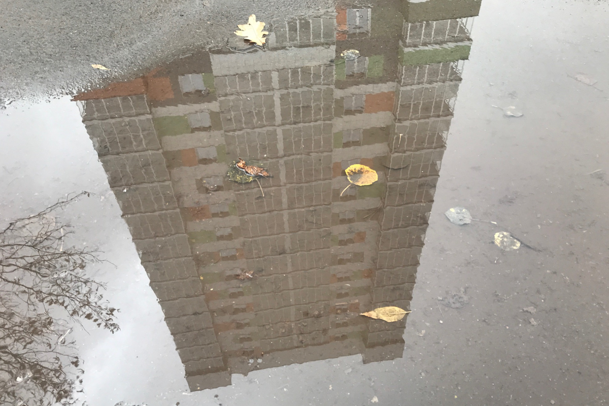 «Должен был мэр ключи вручать, а в итоге нам их вообще не дали!»: в Казани обманутые дольщики, которые пять лет ждали завершения строительства своего дома, не могут справить новоселье