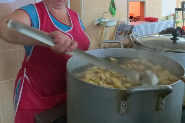 «Повар получает 18 тысяч рублей. Кто за такие деньги согласится на кухне вкалывать?»: сотрудники столовых в казанских школах плачут от мизерной зарплаты, богатого меню для детей и родительских проверок