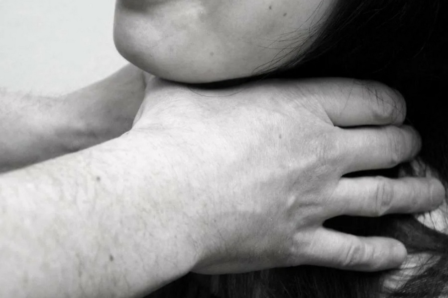 «Выйдет и будет жить по соседству»: в Татарстане мужчине, едва не задушившему 16-летнюю девушку, дали чуть больше года колонии