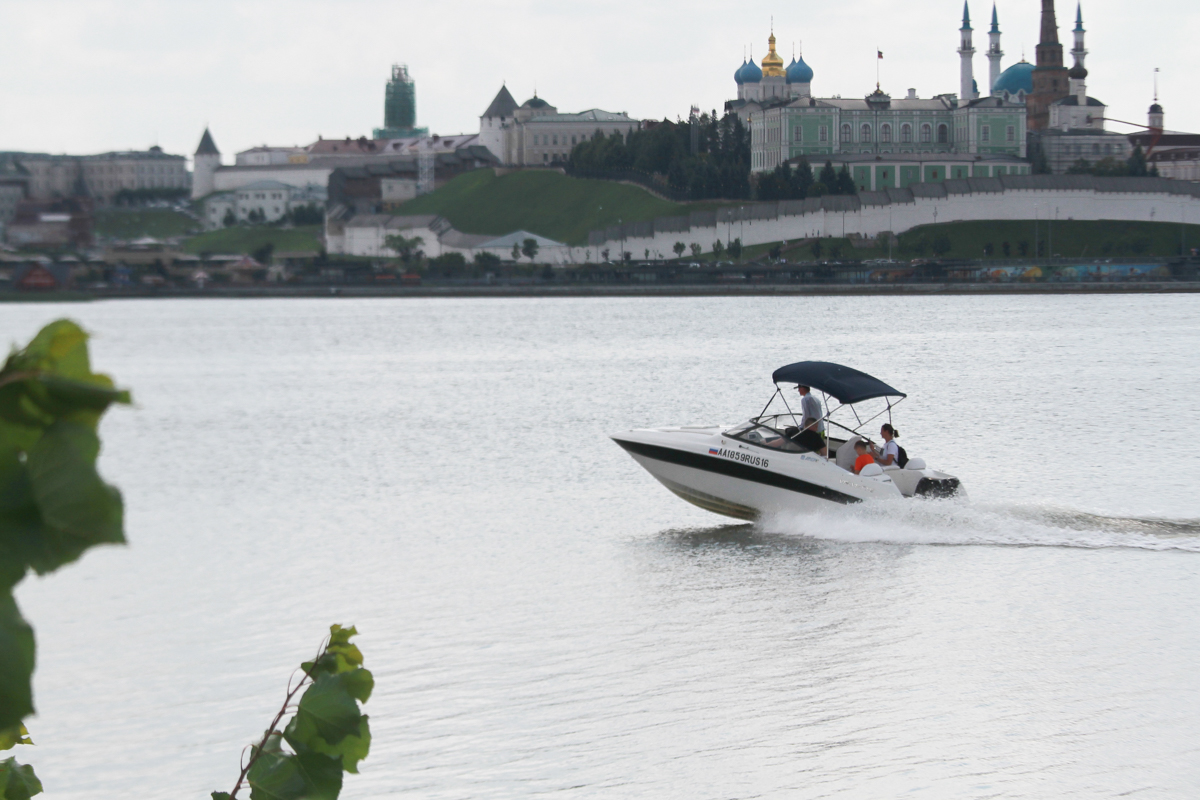 «Права для управления катером не требуются»: пока мэрия обещает речные трамвайчики, казанцы катают себя по воде сами