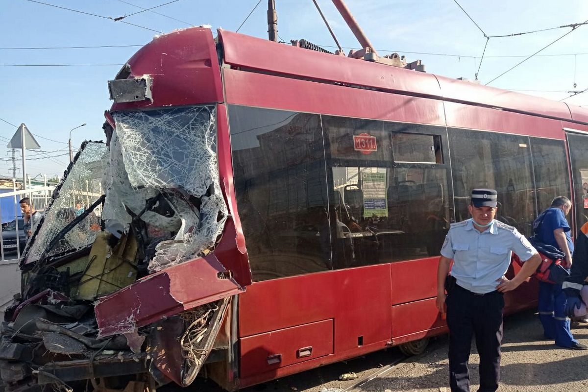«Сколько можно покрывать неэффективного руководителя!»: непотопляемого Асфана Галявова лишат премии после очередной аварии с трамваями