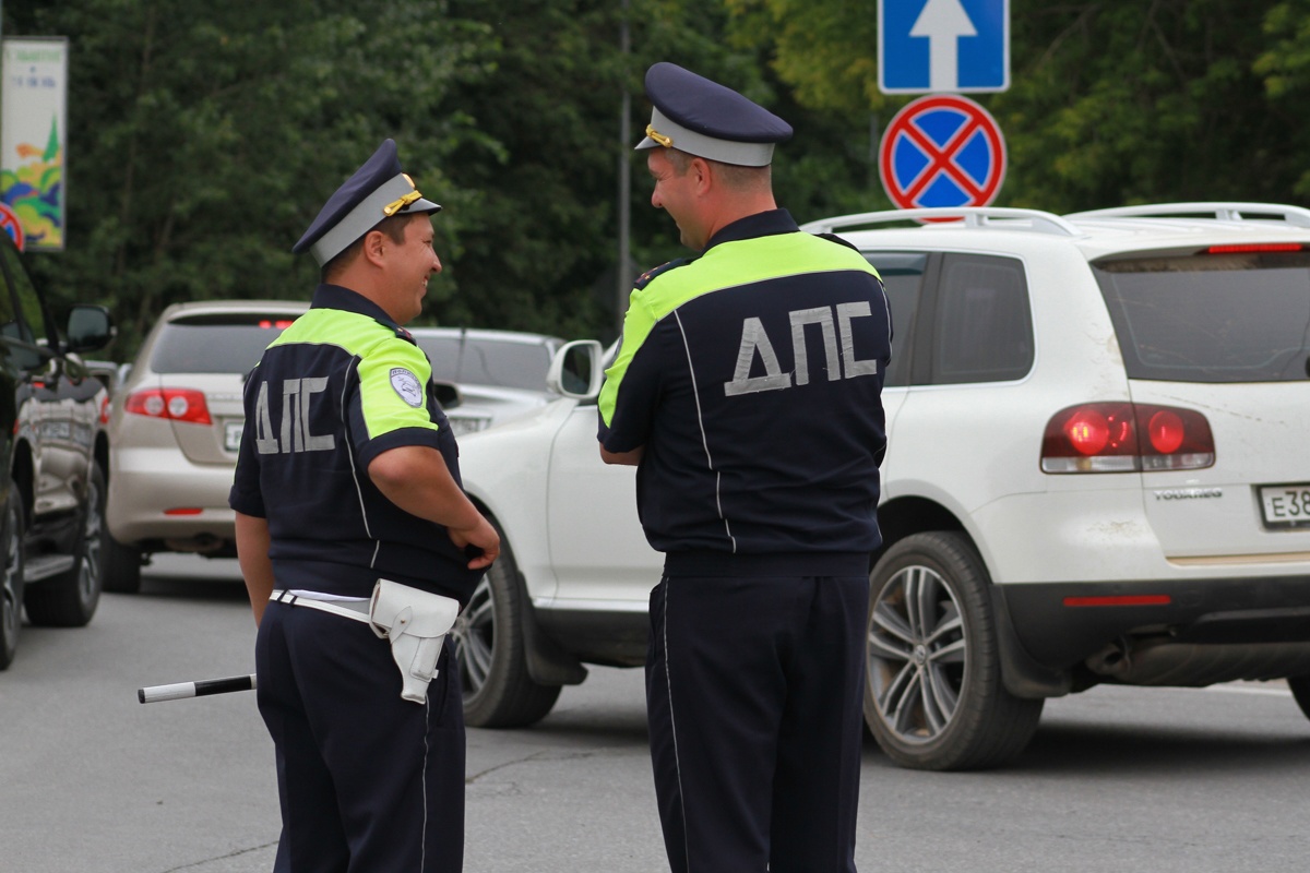 По новому закону ГИБДД имеет право проверять документы без причины - зато теперь нельзя оскорблять водителей