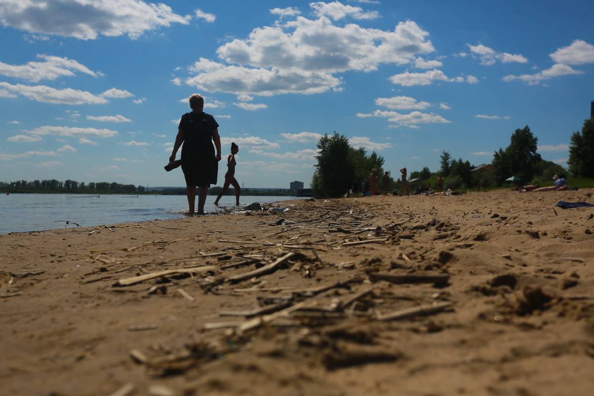 «Спрашивают, где здесь туалет, а я им отвечаю, в лес бегите!»: убогие казанские пляжи наводят ужас на туристов