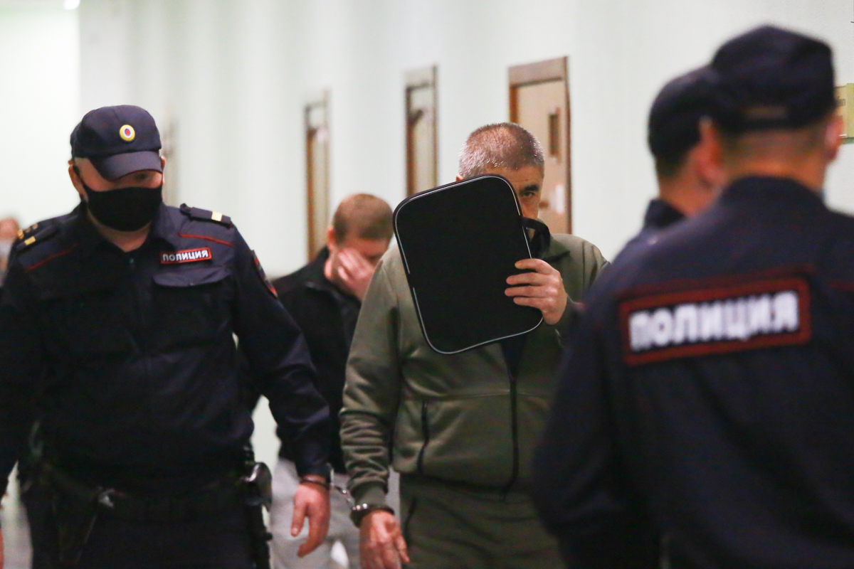 «Угрожали облить кислотой»: в Казани группировщики продолжают доить уличных торговцев, как в 90-е