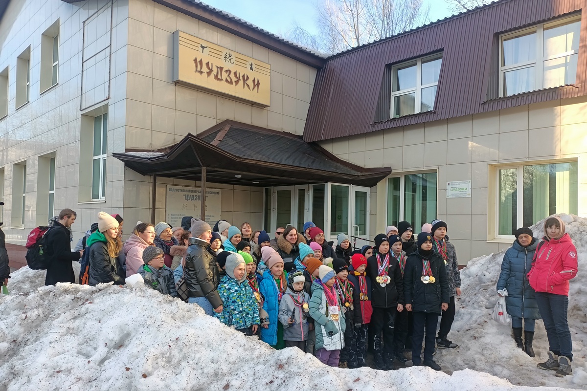 «Мы готовы за свой счет эту крышу починить!»: в Казани родители протестуют против закрытия подросткового клуба, в котором занимаются более 500 детей