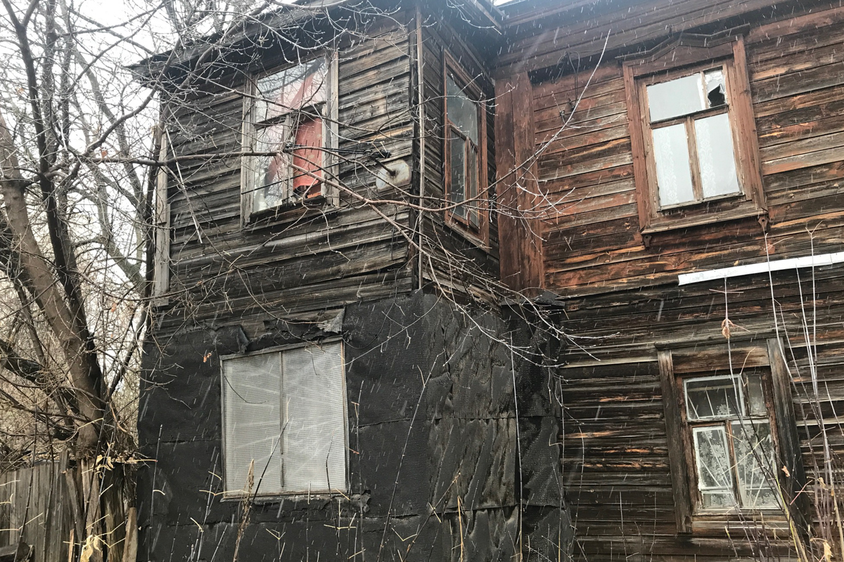 «Над нами просто издеваются!»: обитателей деревянного дома в центре Казани заставили за свой счет доказать, что он непригоден для жилья, но квартиры все равно не дали