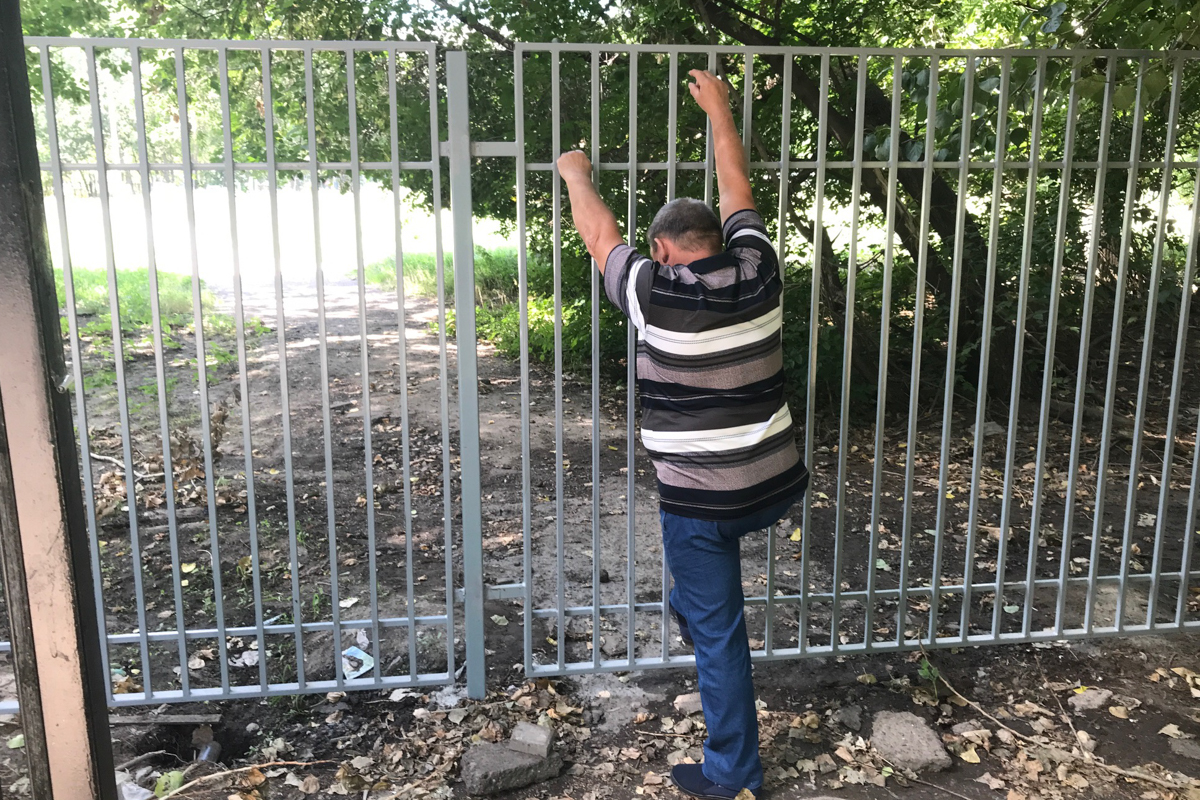 «Соберемся с мужиками из подъезда и сделаем большую красивую дырку»: казанцы, недовольные «заборизацией» школ, хватаются за ломы и домкраты