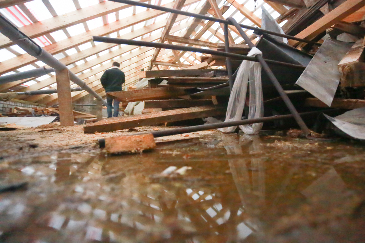 «Неужели мы и зимовать без крыши будем?»: жертвы капремонта в Казани встретили первый снег под полиэтиленом