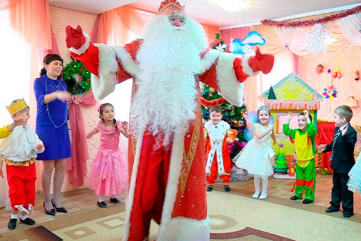 «Даже с QR-кодами не пускают!»: родители казанских дошколят снова не могут попасть на утренники в детсады