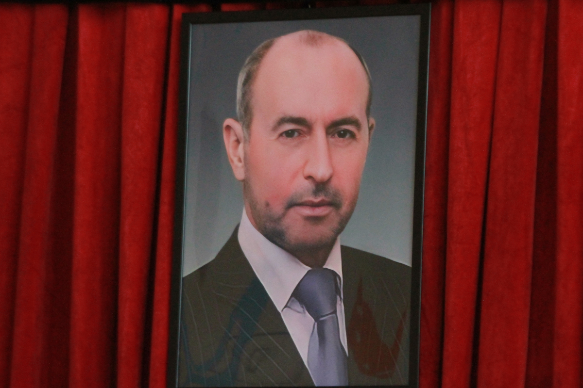«Неправда, что незаменимых нет»: в Казани проводили в последний путь легендарного директора 94-й гимназии Леонида Мурысина