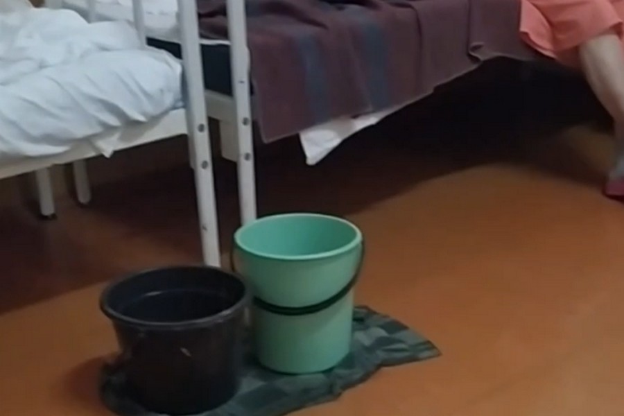 «Даже в операционной льет с потолка!»: пациенты казанской больницы жалуются на весеннюю «капель» в палатах