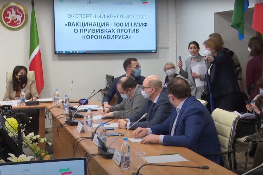 «Вы о последствиях людей предупреждаете?»: противницы вакцинации от ковида в Казани поскандалили с чиновниками