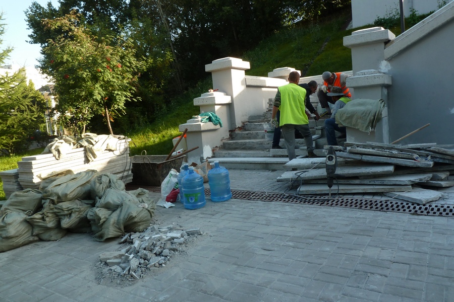 «Ну какое в наше время качество?»: в Казани заново чинят лестницу у Ленинского сада, отремонтированную два года назад