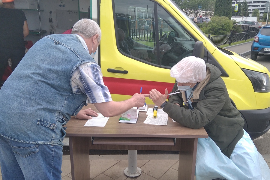 «А вы что, телевизор не смотрите?»: казанцев начали колоть «Спутником V» у метро