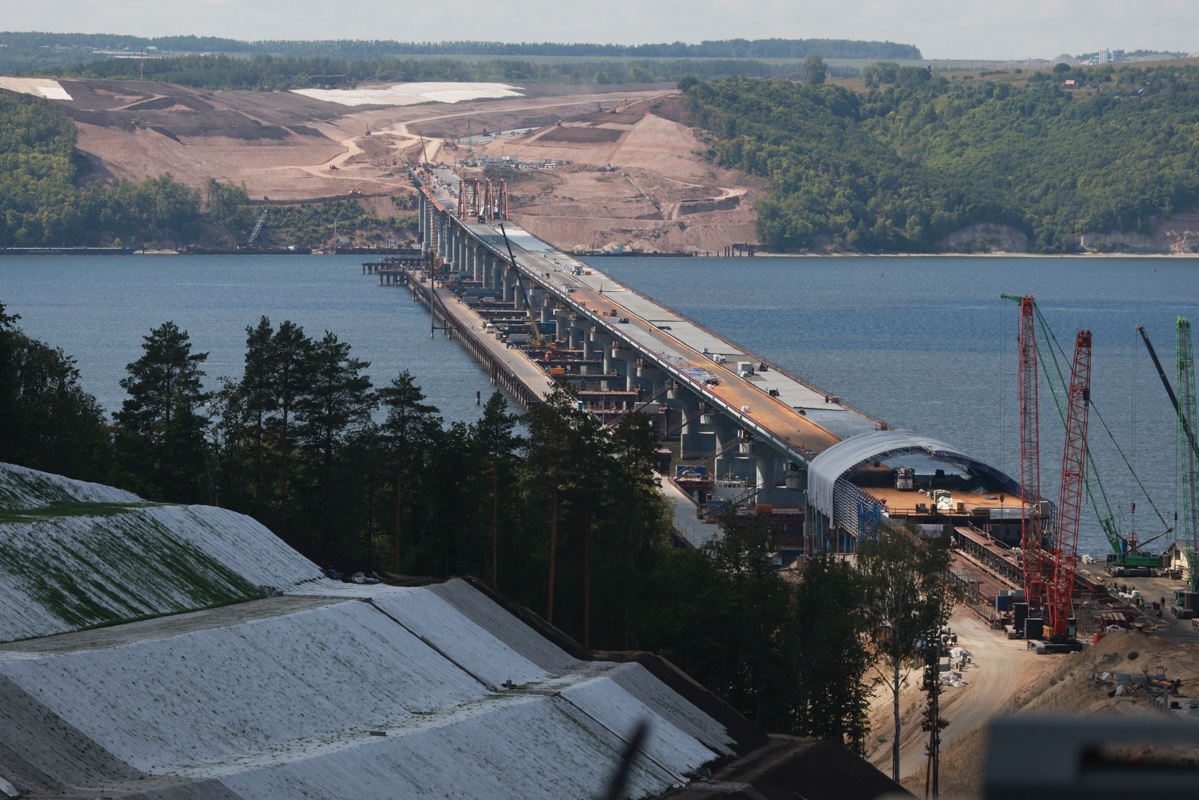 Преодолели Волгу с опережением графика: в Татарстане завершили стыковку долгожданного моста на трассе М-12