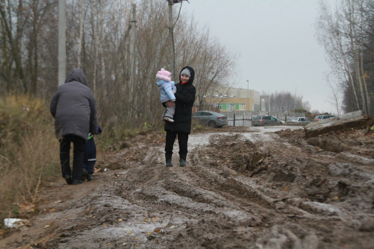 Шаговая недоступность: дети из казанского ЖК не могут дойти до садика и школы из-за отсутствия асфальта