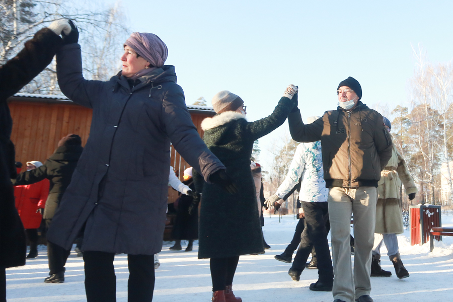 Казанские пенсионеры, устав от ковидных страшилок, зажигают в мороз на танцплощадке