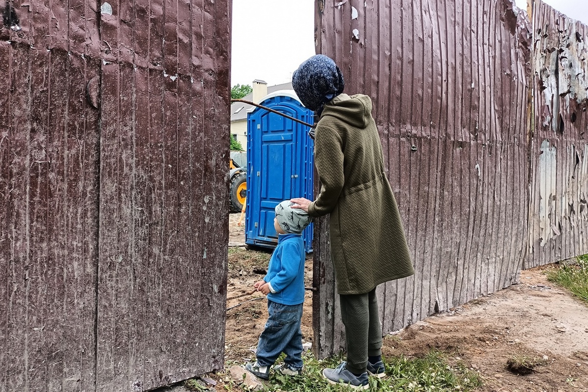 «Раскурочили на глазах у детей!»: жители казанского поселка винят в сносе детской площадки «удащливых»