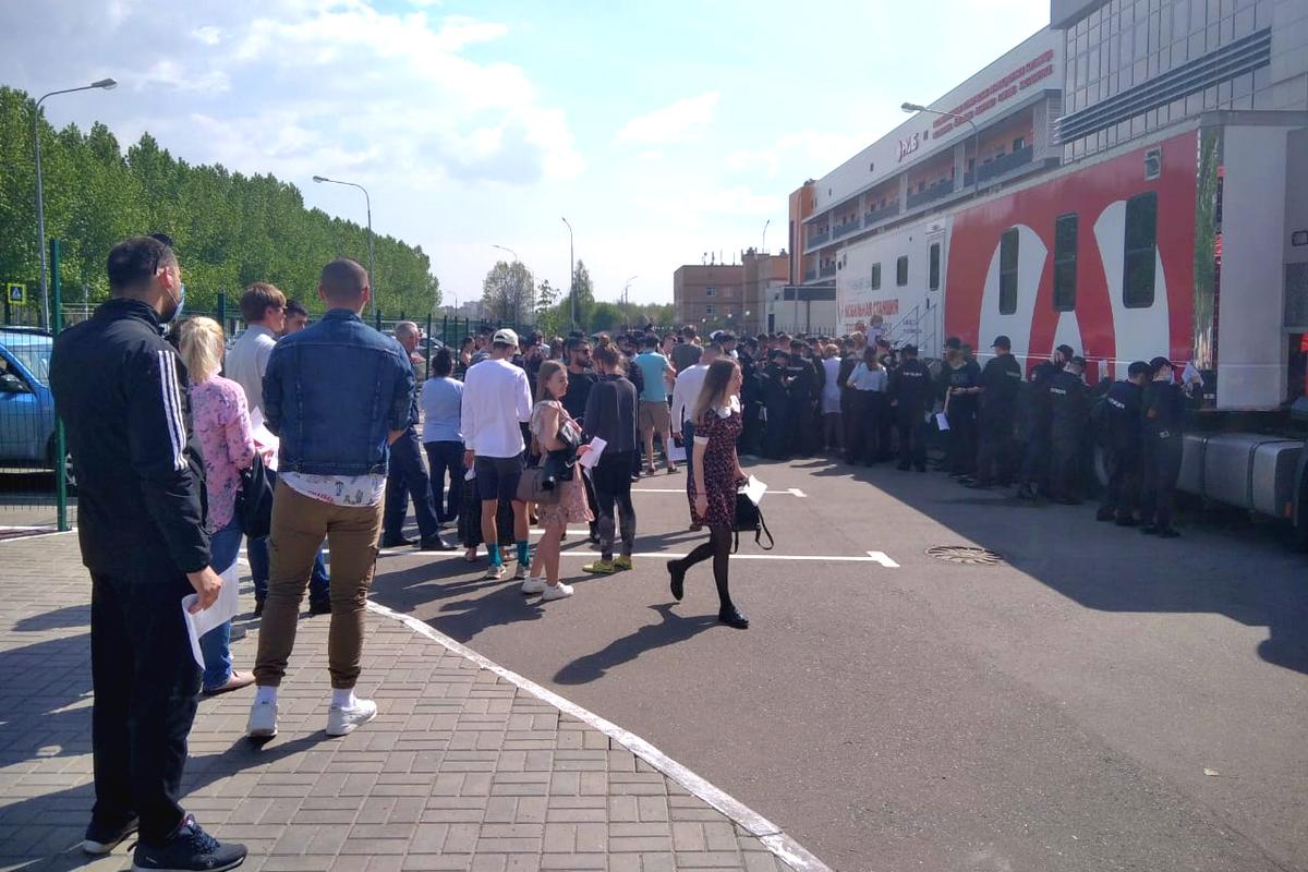 «Хорошие все-таки у нас люди!»: после расстрела детей в школе казанцы встали в очередь, чтобы сдать кровь