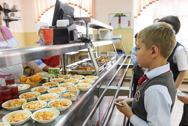 «Дочь за три недели набрала 1,5 кило!»: родители казанских школьников недовольны горячими «путинскими» завтраками