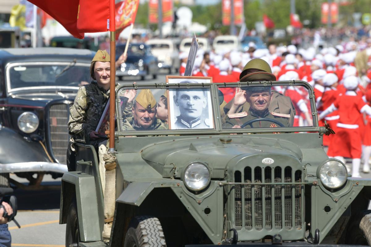 9 Мая в Казани: селфи с пулеметом ППШ, воспоминания о родителях-фронтовиках и машина с бюстом Сталина
