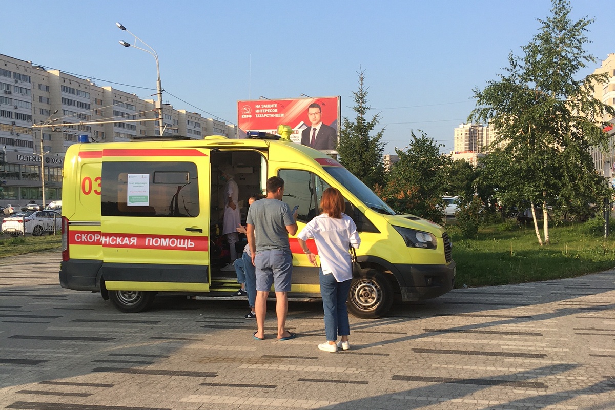 «Жить-то хочется!»: одни казанцы предпочли вакцинацию дискриминации, другие пытаются подкупить врачей