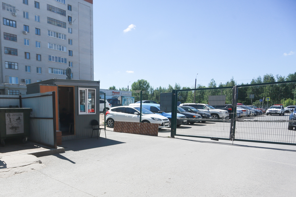 «Говорят, ребенок - не холодильник, у него ноги есть»: жители казанского ЖК запретили проезд к детскому саду на своей территории 