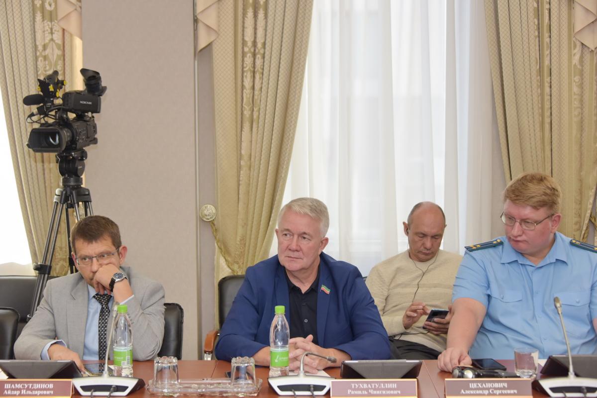 Нехватка учителей и «закладчики»: что обсуждают депутаты Татарстана после каникул?  