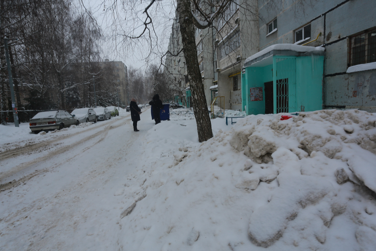 Один дворник хорошо, а два - хуже: в Казани УК и ТСЖ не жалеют сил в войне за многоэтажку, а жильцам это грозит двойными тарифами