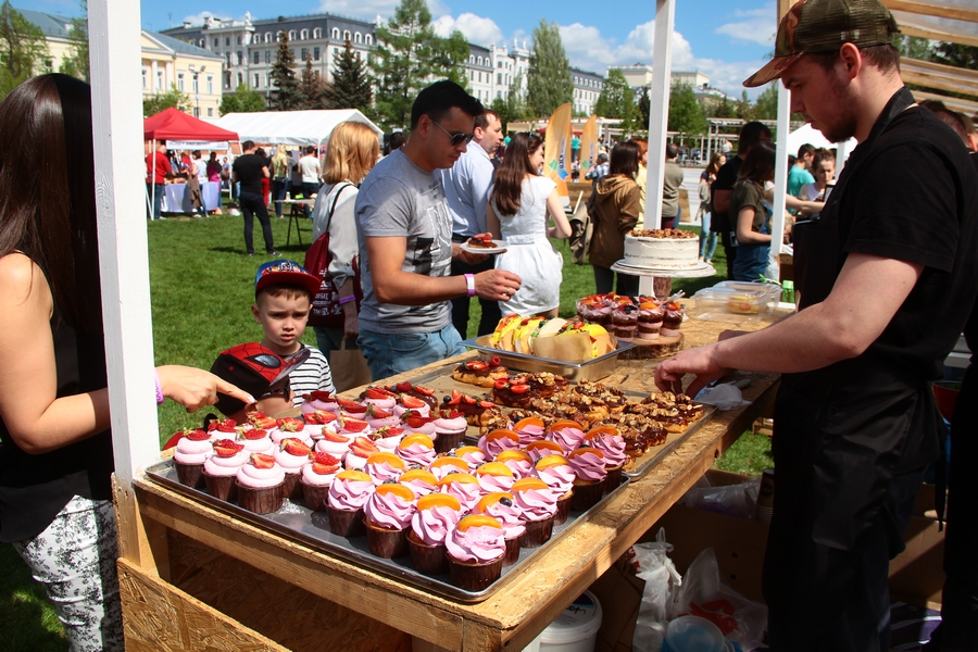 Жирно, сладко, но вкусно: в Казани прошел праздник обжор