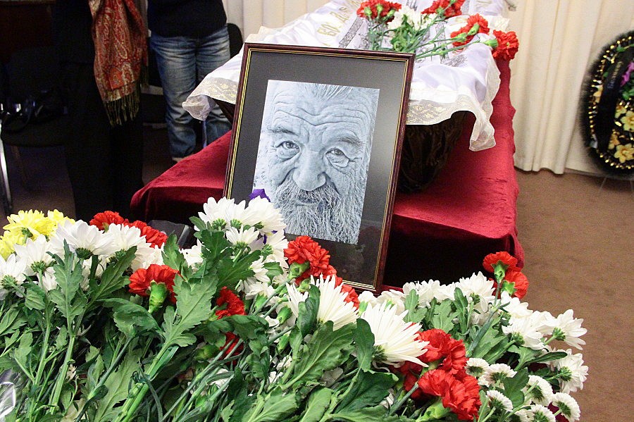 В Казани простились с поэтом, который смеялся над смертью 