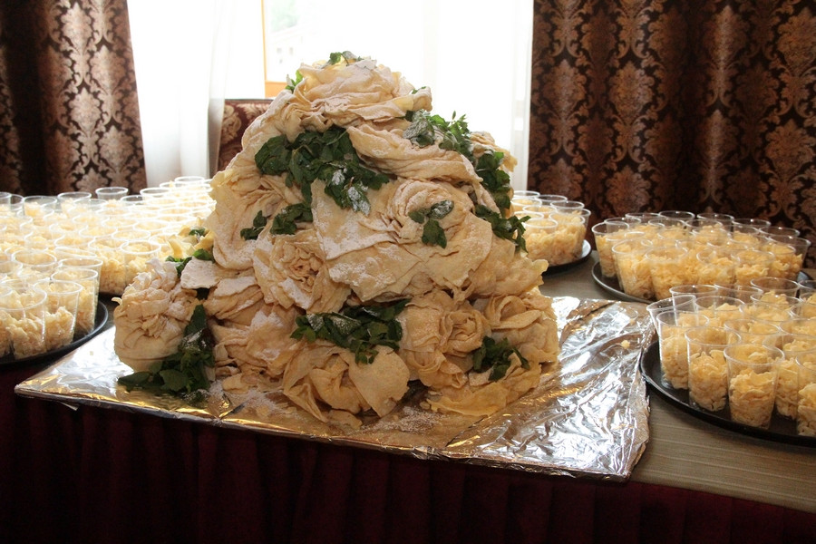 В Казани испекли самый длинный в мире "хворост"