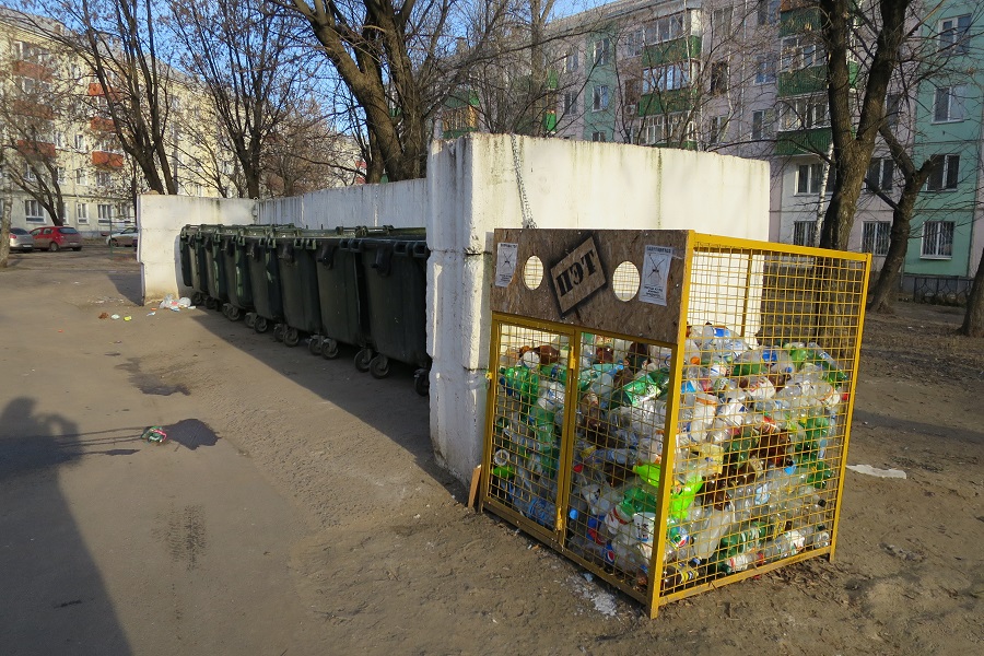 Это наша корова, и мы её доим: главный мусорщик Казани требует убрать из дворов чужие сетки для ПЭТ-бутылок