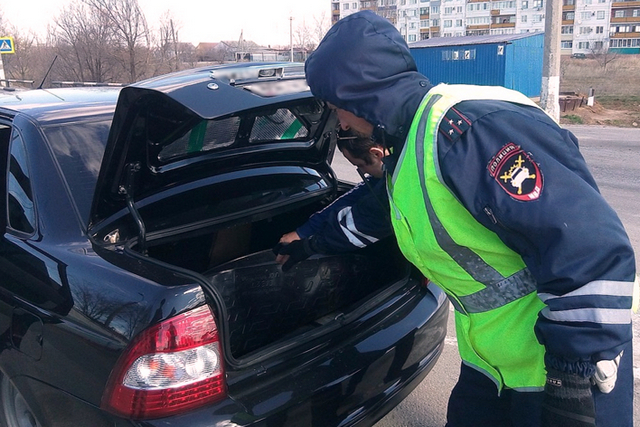 Без причины не заглядывай: в Казани автомобилист засудил гаишника, осмотревшего его багажник