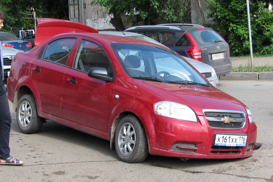 Казанские дороги: вид на большую пробку из глубокой ямы