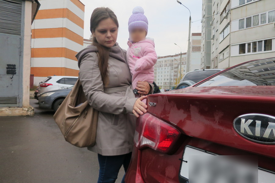 «Я боюсь!»: в Казани маме двоих детей облили кислотой автомобиль 