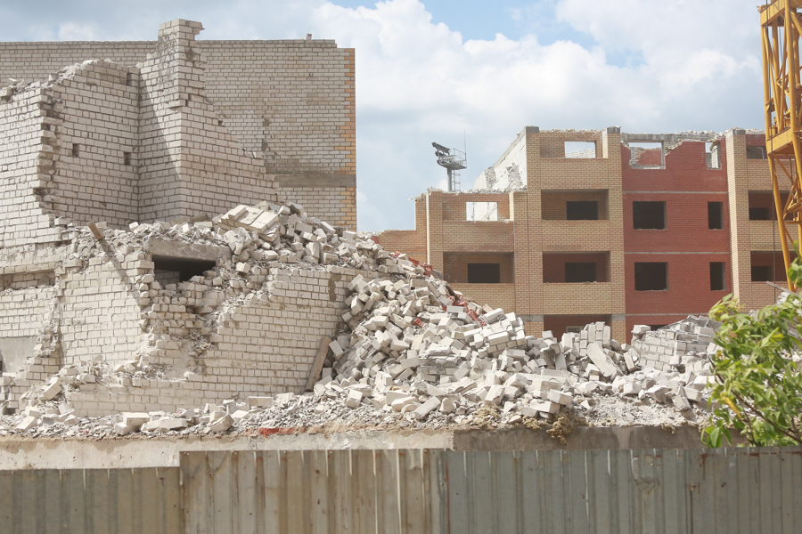 «Мы купили здесь квартиру. Теперь нас снесли»: в ЖК «Золотая середина» по кирпичику разбирают проблемный дом