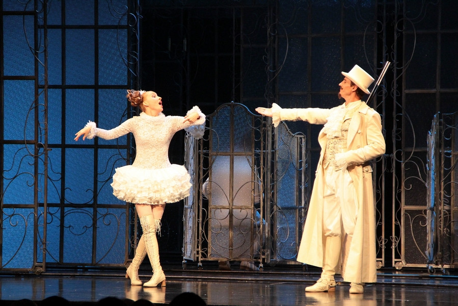 Качаловцы взяли зрителей в «белый плен»