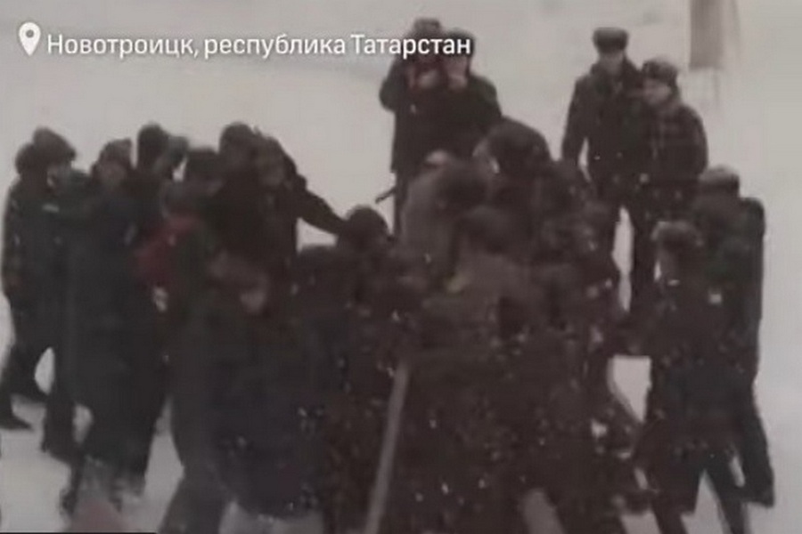 «Смотри, повязали! Пацаны у нас слабые»: в Татарстане силовики сыграли с детьми в массовые беспорядки в школьном дворе