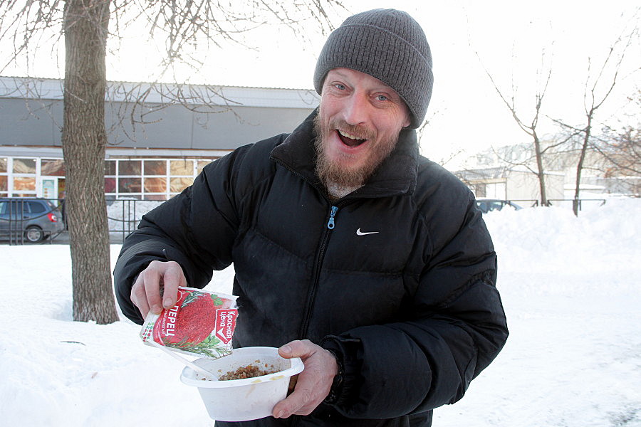 «А перец ношу с собой»: «Добрый фудтрак» в Казани кормит бедняков и халявщиков бесплатным супом