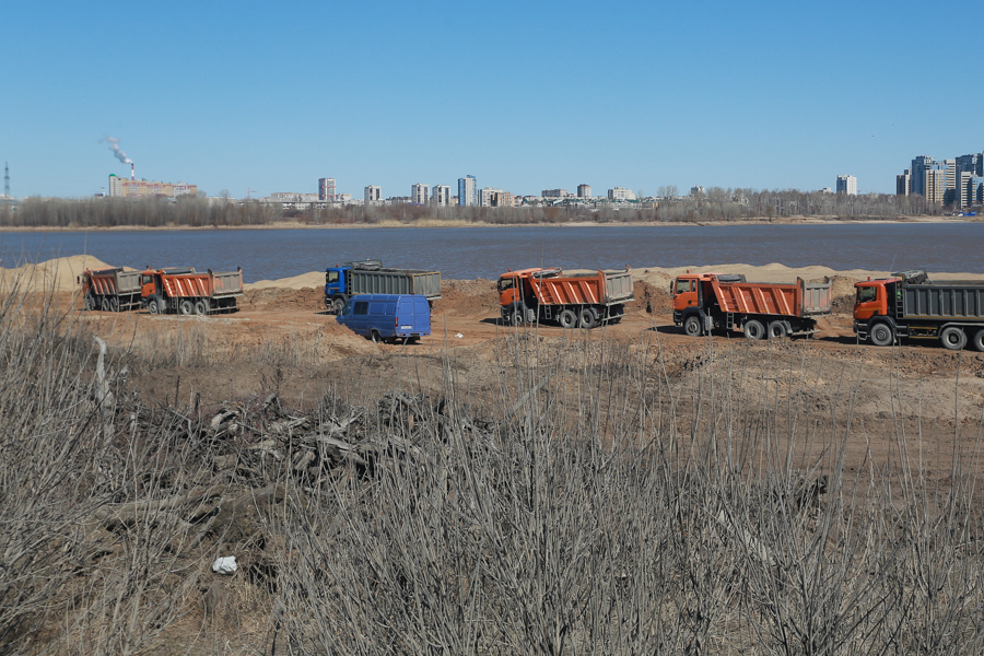 Грузите его самосвалами!.. «Татфлот» превратил в деньги песок у Кировской дамбы