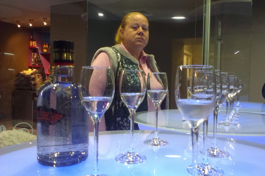 Туриста не отпустят из Казани без водки и шубы