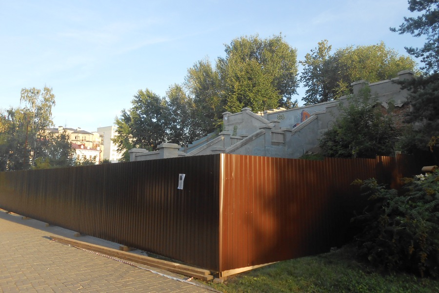 Лестницу у Ленинского сада закрыли на ремонт