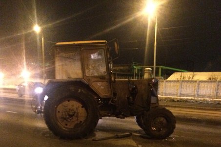 Взбесившийся трактор в Казани не взяли полицейские пули, но тормознул «КамАЗ»