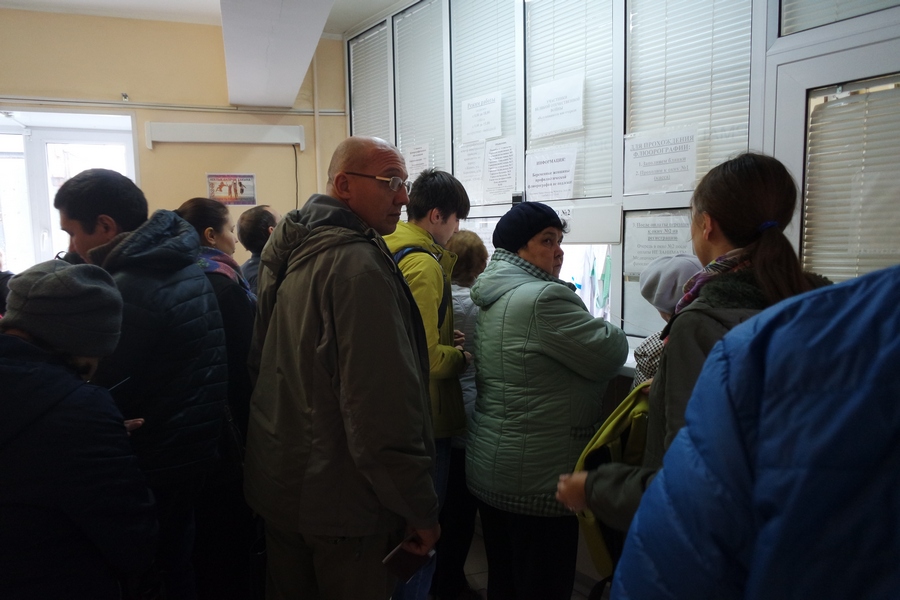 Ни вдохнуть, ни выдохнуть: из-за капремонта поликлиник казанцы часами стоят в очереди на флюорографию